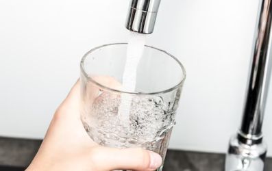 Manutenção na rede elétrica pode causar desabastecimento de água em diversas localidades de Pelotas nesta sexta-feira (10)