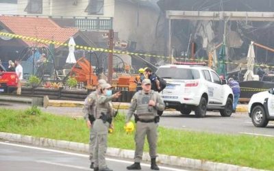 Avião cai em Gramado e deixa 10 mortos e 17 feridos; bombeiros alertam para risco de desabamento em pousada atingida