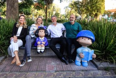 Pelotas inaugura esculturas de Mafalda e Betinho na Praça Coronel Pedro Osório