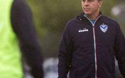 Gustavo Quinteros chega a Porto Alegre para comandar o Grêmio; base estreia com goleada na Copinha