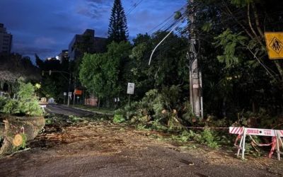 Temporal causa estragos e deixa milhares sem energia no Rio Grande do Sul