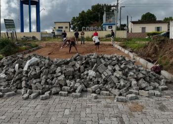 Prefeito e autoridades visitam obra de pavimentação da Rua Célio Cerpa em Pedro Osório