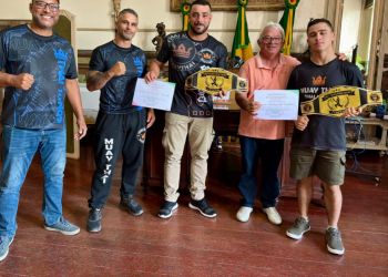 Atletas campeões do Muay Thai visitam prefeito de Jaguarão após destaque no Fronteira Thai Fight