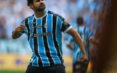 Grêmio enfrenta mudanças na comissão técnica e no elenco, com saídas de jogadores e pendências financeiras