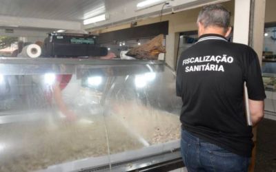 Vigilância Sanitária fiscaliza peixarias e açougue no Mercado Central de Pelotas