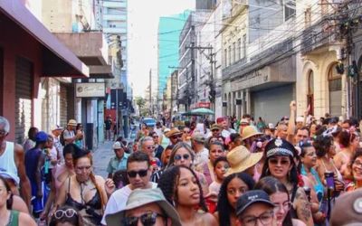 Foliões lotam as ruas de Pelotas no fim de semana de Carnaval sob forte calor