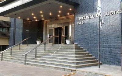 Professora é condenada a mais de 30 anos por abusar de aluna e oferecer bebidas alcóolicas a menores, diz TJ