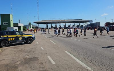 Pescadores bloqueiam rodovia em Rio Grande por aumento na cota mensal da tainha