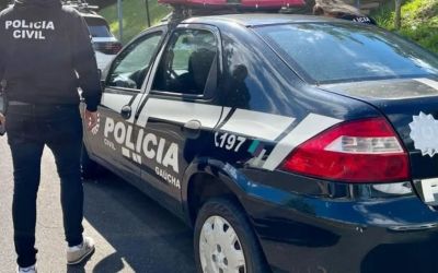 Uma cirurgiã-dentista de Pelotas foi presa em flagrante na tarde de quarta-feira (14), em Porto Alegre, após registrar uma falsa ocorrência de furto do próprio veículo com o objetivo de aplicar um golpe em uma seguradora. A prisão foi realizada por agentes da Delegacia de Roubo e Furtos de Veículos (DRV) da Capital.
