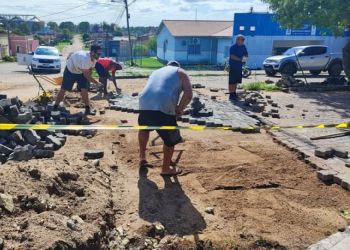 Prefeitura de Jaguarão realiza manutenção do calçamento na rua 15 de Novembro