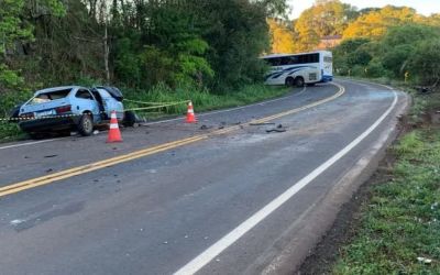 Quatro jovens morrem em colisão entre carro e ônibus na RS-404, em Rondinha