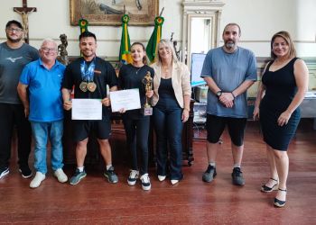 Prefeito Rogério Cruz reconhece atletas de fisiculturismo de Jaguarão em competição nacional