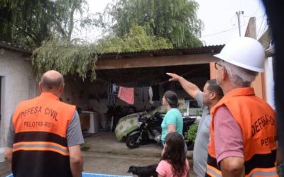 Defesa Civil e Corpo de Bombeiros visitam áreas atingidas por temporal em Pelotas
