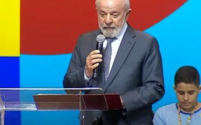 Lula faz críticas e gera repercussão negativa em evento, insinuando que avanços podem ser destruídos após 2026