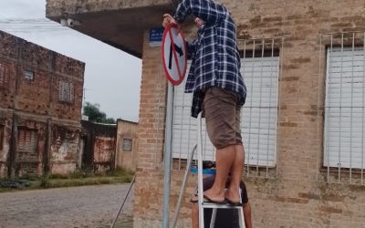 Placas vandalizadas são substituídas na orla de Jaguarão pelo Departamento de Trânsito