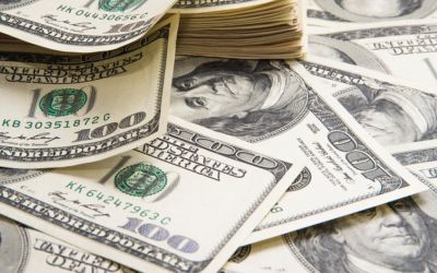 Dólar atinge novo recorde e volta a ser cotado acima de R$ 6,20 após forte alta