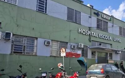 Hospital Escola da UFPel entrega mudas de árvores a pacientes do SUS como símbolo de recuperação e compromisso ambiental