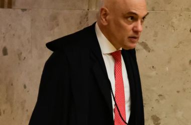 The Washington Post, em entrevista publicada nesta segunfa-feira, o ministro Alexandre de Moraes (STF), afirmou que não pretende recuar