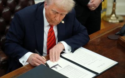 Trump impõe novas tarifas de 25% sobre aço e alumínio, impactando Brasil e parceiros globais