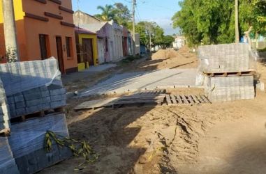 Prefeito de Jaguarão acompanha o avanço das obras de pavimentação na Rua 20 de Setembro