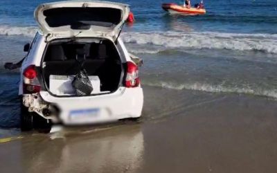 Gaúcho invade praia de Florianópolis com carro e passa quase 40 minutos na água para escapar da polícia