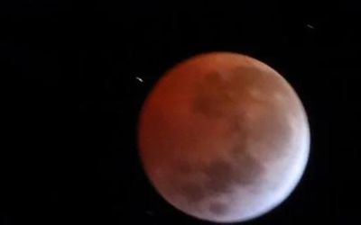Lua fica vermelha em eclipse total; fenômeno será seguido por eclipse solar parcial